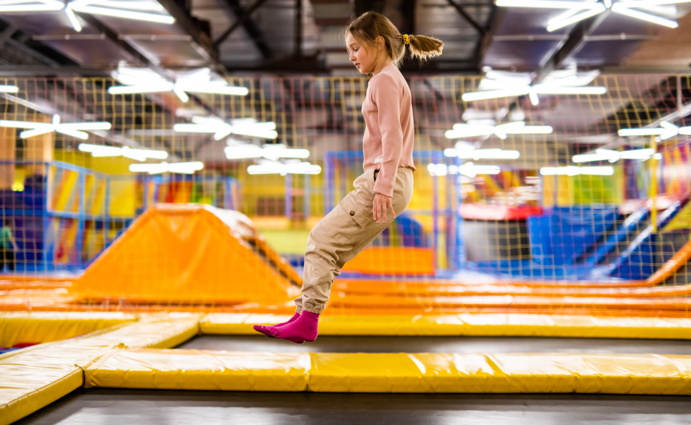 Sale trampoline: come progettare spazi dinamici, sicuri e ad alto impatto